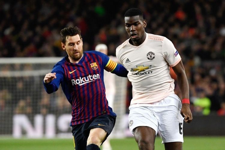 Lionel Messi membayang-bayangi Paul Pogba pada pertandingan Barcelona vs Manchester United dalam perempat final Liga Champions di Stadion Camp Nou, 16 April 2019. 