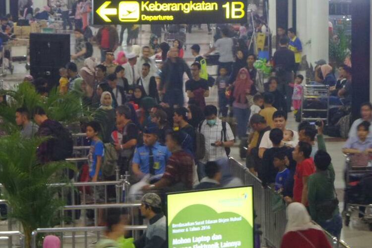 Pemudik memadati gerbang keberangkatan Terminal 1B Bandara Soekarno-Hatta, Tangerang, Jumat (23/6/2017) dini hari. Puncak arus mudik via Bandara Soekarno-Hatta diprediksi jatuh pada hari ini dan Sabtu (24/6/2017) besok.