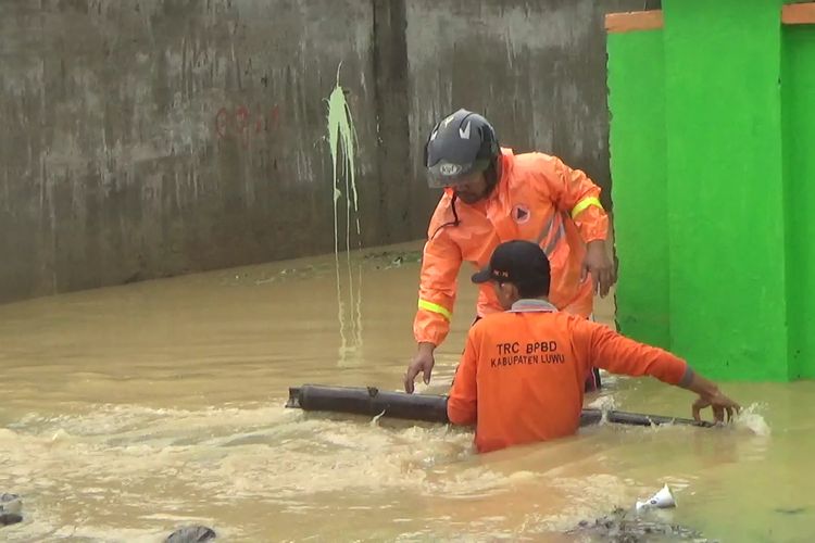 Banjir melanda 13 desa di kecamatan Suli, kabupaten Luwu, BPBD membersihkan material yang menumpuk di saluran air, Senin (29/04/2019)