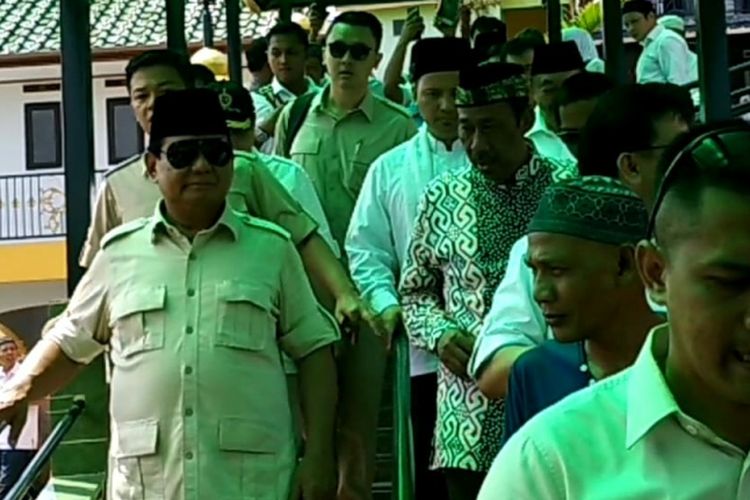 Prabowo Subianto usai berziarah di komplek makam para sesepuh Pondok Pesantren Suryalaya, Kabupaten Tasikmalaya, Sabtu (17/11/2018).