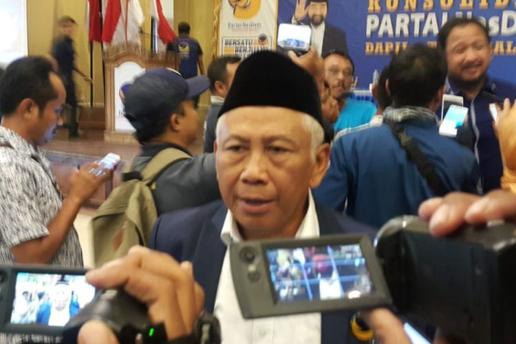 Ketua Bappilu Partai Nasdem, Effendi Choirie memberikan pernyataan kepada pers usai membuka Konsolidasi Pemenangan Caleg Partai Nasdem Jatim Dapil Tujuh pada Pileg 2019 di Ponorogo, Minggu (7/10/2018) siang. 