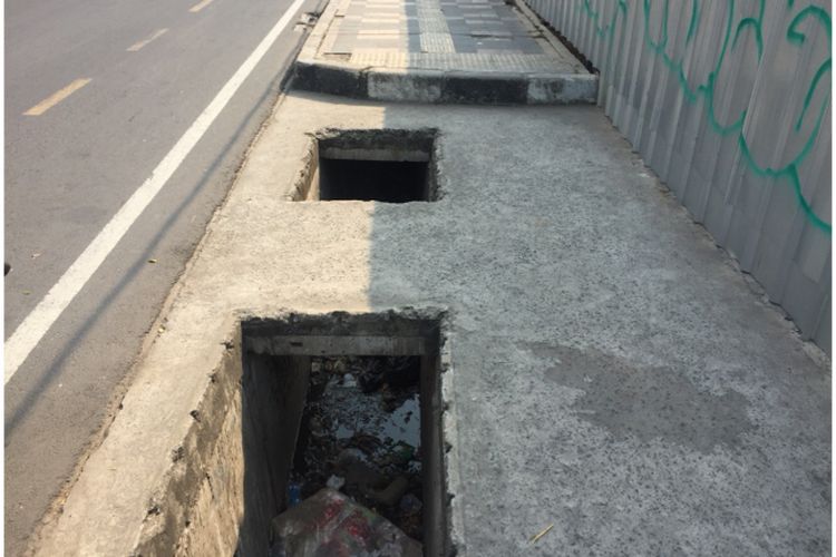 Saluran air dibiarkan terbuka di trotoar Jalan Margonda, Depok. Foto diambil Selasa (21/8/2018).
