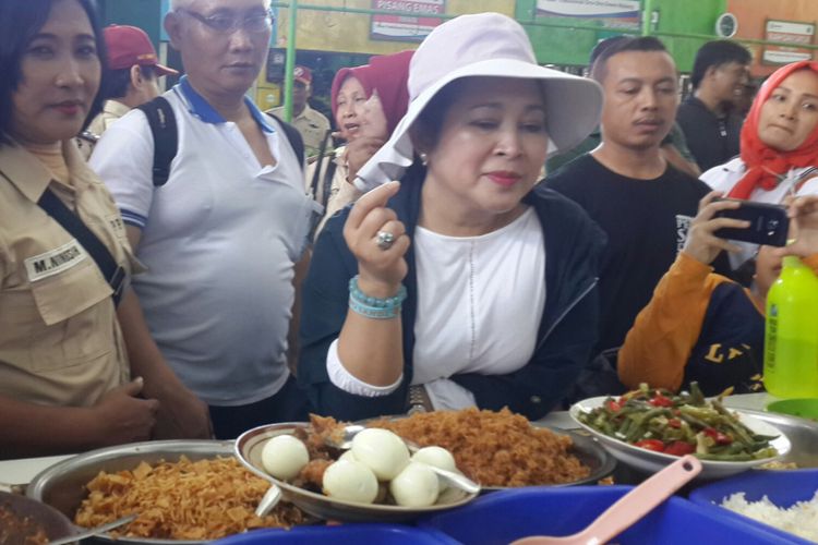 Siti Hediati Hariyadi atau dikenal dengan Titiek Soeharto saat membeli nasi jagung di Pasar Oro-Oro Dowo, Kota Malang, Minggu (20/1/2019) 