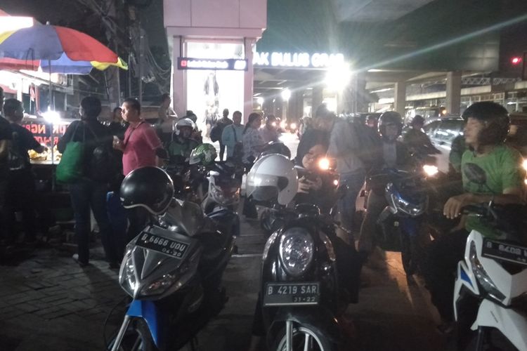 Ojol banyak mangkal di pintu masuknya stasiun MRT Lebak Bulus, tepat depan Indomaret, Jakarta Selatan. (29/8/2019)