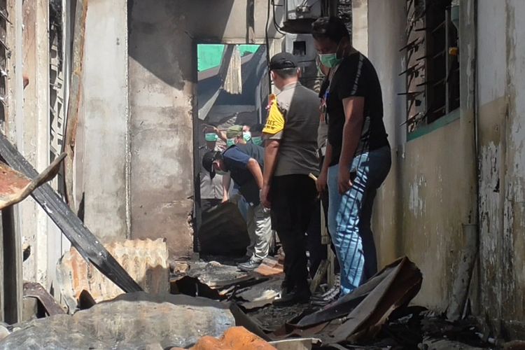 Sejumlah personel Puslabfor Polda Sumatera Utara melakukan pemeriksaan di lokasi kebakaran dan langsung dipantau oleh Kapolres Nias AKBP Deni Kurniawan.