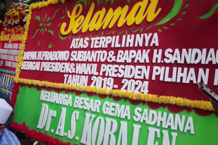 Karangan bunga ucapan selamat atas terpilihnya Prabowo Subianto dan Sandiaga Uno sebagai pasangan presiden-wakil presiden 2019-2024 berjajar di Rumah Kertanegara, Jakarta, Jumat (19/4/2019).