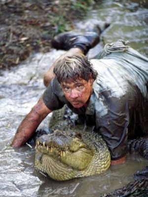 Steve Irwin menangkap buaya dalam film The Crocodile Hunter: Collision Course, pada 2002. (Courier Mail)