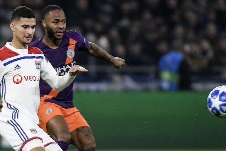 Houssem Aouar dan Raheem Sterling berebut bola pada laga Olympique Lyon vs Manchester City di Parc Olympique Lyonnais dalam lanjutan Liga Champions, 27 November 2018. 