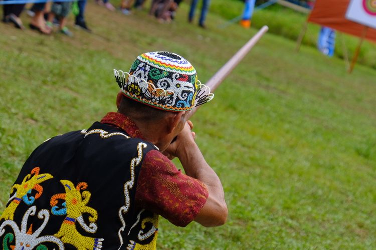 Sumpit, senjata tradisional khas Suku Dayak.