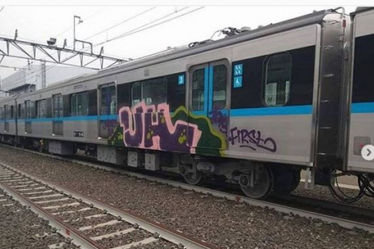 Foto kereta MRT dicorat-coret viral di media sosial, Jumat (21/9/2018). Foto ini diambil dari akun Instagram @newsetrafubuki. 