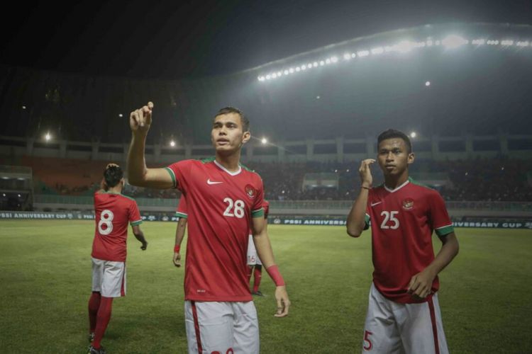 Rezaldi Hehanussa dan Osvaldo Haay membalas apresiasi penonton seusai laga Indonesia vs Bahrain pada Anniversary Cup 2018 di Stadion Pakansari, Jumat (27/4/2018).