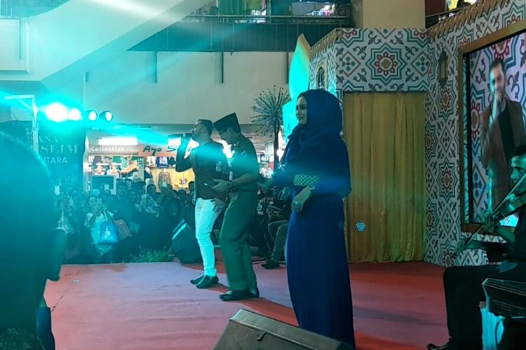 Wakil Gubernur DKI Jakarta, Sandiaga Uno bernyanyi dan berjoget saat menghadiri acara peresmian Mal Thamrin City sebagai Mal Sadar Zakat Pertama di Jakarta, Kamis (28/12/2017).