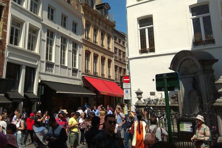 Ramainya wisatawan berfoto di Mannekin Pis, Brussels.