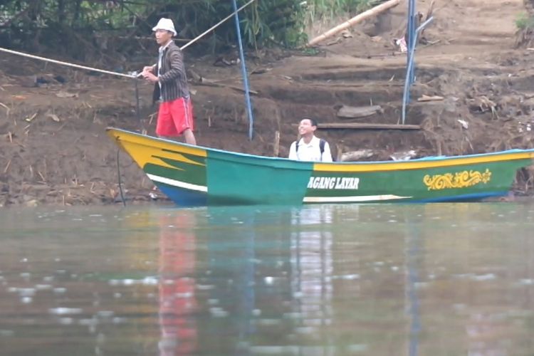 Pelajar di Dusun Jelok, Desa Beji, Kecamatan Patuk, Gunung Kidul, harus menyeberangi Sungai Oya menggunakan perahu.