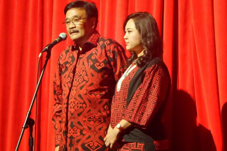 Gubernur DKI Jakarta Djarot Saiful Hidayat dan istri, Happy Farida, menyampaikan sambutan dalam persembahan ketoprak Membangun Kota Raja yang dimainkan para pejabat DKI Jakarta di Gedung Kesenian Jakarta, Jumat (13/10/2017).