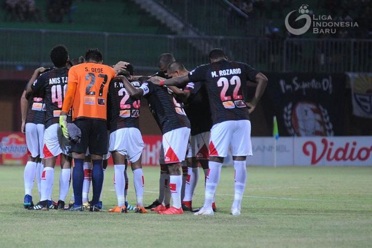 Para pemain Persipura Jayapura berdoa sebelum melakoni laga melawan Madura United dalam lanjutan Liga 1, 20 Oktober 2018. 