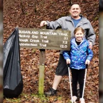 Marc Newland dan putrinya memunguti sampah di Pegunungan Great Smoky. (Facebook/Marc Newland)