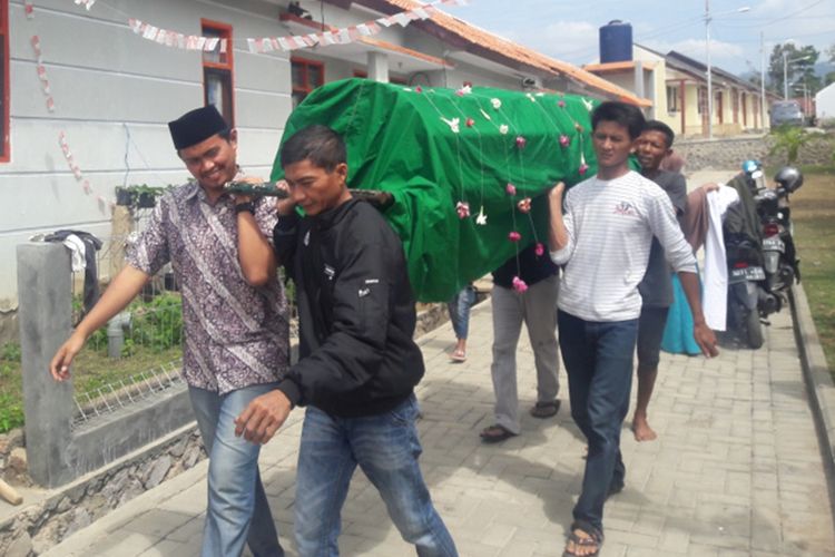 Sejumlah tetangga A di membawa jenazah A dari rumah duka ke masjid yang ada di lingkungan rumah A untuk dishalatkan