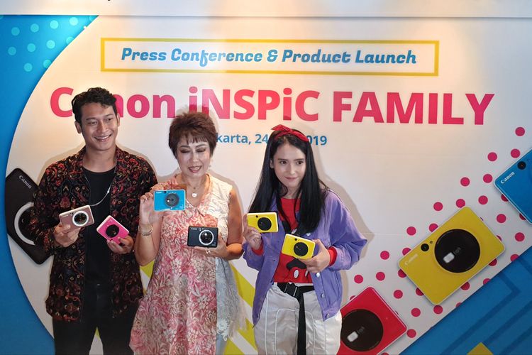 Para Brand Ambassador bersama Canon Division Director, Merry Harun (tengah), saat memamerkan kamera saku Canon iNSPiC S dan iNSPiC C

