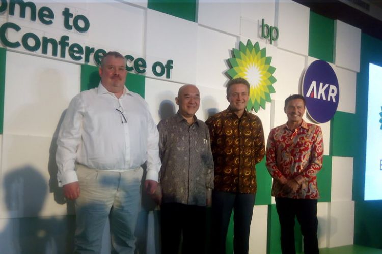 Vice President of New Markets BP, Neale Smither (kanan) dan Presiden Direktur AKR Haryanto Adikoesomo (kedua kiri) berfoto bersama usai menggelar jumpa pers di kawasan SCBD, Mega Kuningan, Jakarta, Kamis (14/2/2019).
