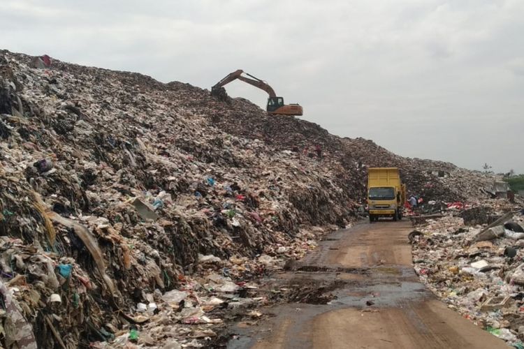Tampak truk sampah milik Pemkab Bekasi sudah bisa memasuki TPA Burangkeng, Kabupaten Bekasi yang tadinya ditutup warga Desa Burangkeng, Senin (18/3/2019).