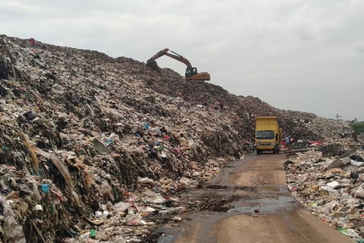 Pemkab Bekasi 14 Hari TPA  Burangkeng Ditutup 11 000 Ton 