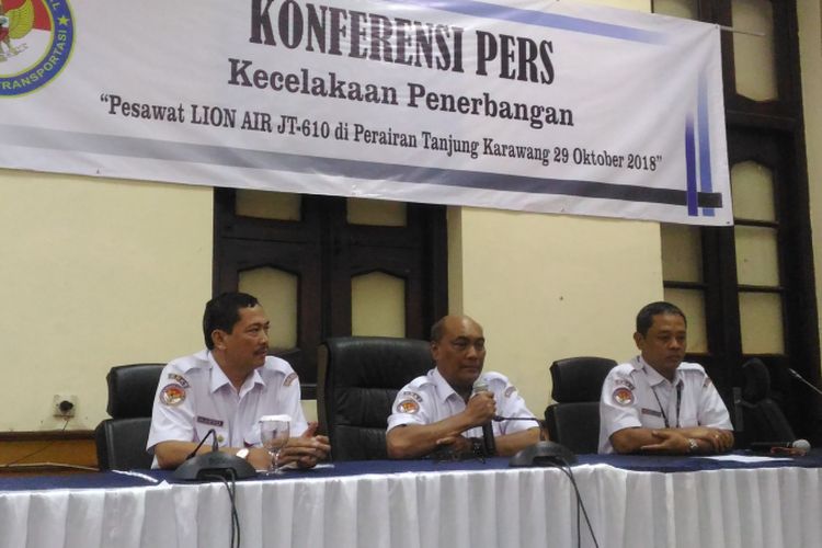 (Kiri-kanan) Onisuryo Wibowo (Investigator kecelakaan moda penerbangan KNKT), Soerjanto (Ketua KNKT), dan Nurcahyo Utomo (Kepala Sub Komite Kecelakaan Penerbangan KNKT) mengadakan konferensi pers di gedung KNKT, Jakarta, Senin (5/11/2018). Saat itu, KNKT menyampaikan info terkini terkait kecelakaan pesawa Lion Air JT 610.
