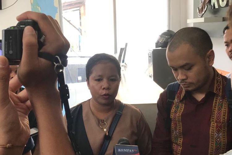 Cika Tabuni, istri dari Anes Tabuni (AT), saat ditemui di kantor Komisi Kepolisian Nasional (Kompolnas), Jakarta Selatan, Rabu (18/9/2019).