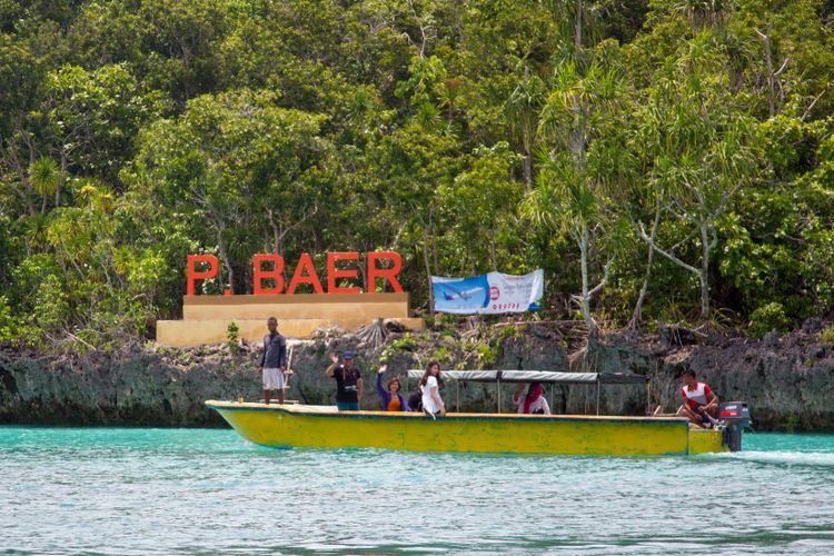 Wisatawan saat berkunjung ke Pulau Baer, Kepulauan Kei, Jumat (16/3/2018). Pulau Baer berada di utara pulau Kei Kecil dan dapat dicapai menggunakan perahu cepat.