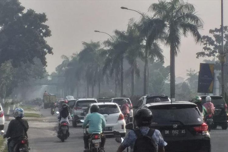 Kondisi kabut asap akibat karhutla terlihat cukup pekat di ruas Jalan Jenderal Sudirman, Kota Pekanbaru, Riau, Kamis (25!7/2019) pagi.