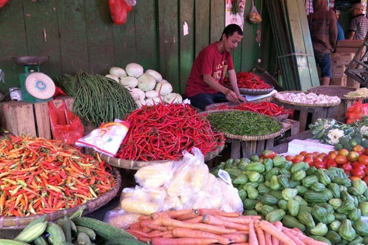 Pedagang sayur-mayur di Pasar Baru Bekasi, Kecamatan Bekasi Timur, Kota Bekasi, Kamis (2/5/2019).