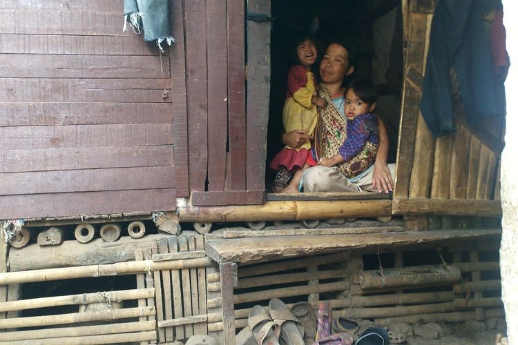 Ilah (36) warga Kampung Cidadap RT 03 RW, 13 Desa Padalarang, Kecamatan Padalarang, Kabupaten Bandung Barat bersama anak kembarnya, Raka (3) dan Raina (3), terpaksa tinggal di dalam bilik bambu berukuran 2,5 x 2 meter, bekas kandang kambing. 