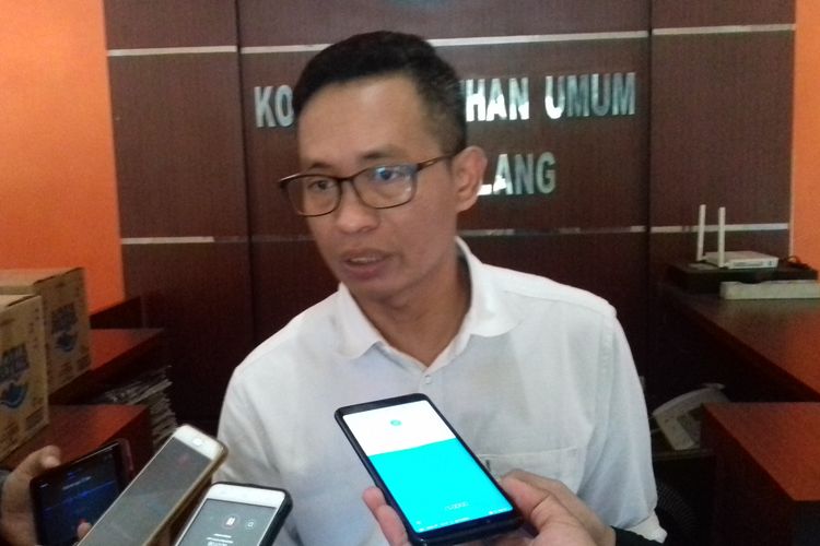 Ketua KPU Kota Malang, Zaenudin saat diwawancara di kantornya, Minggu (21/4/2019)