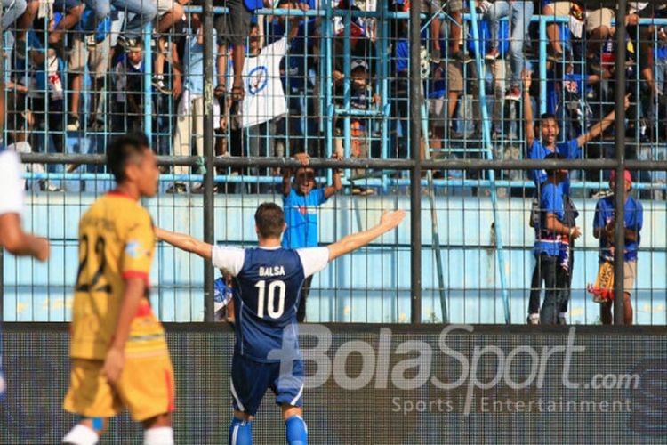 Gelandang Arema FC, Balsa Bozovic, merayakan gol yang dicetaknya ke gawang Mitra Kukar dalam duel pekan pertama Liga 1 2018 di Stadion Kanjuruhan, Malang, Sabtu (24/3/2018)
