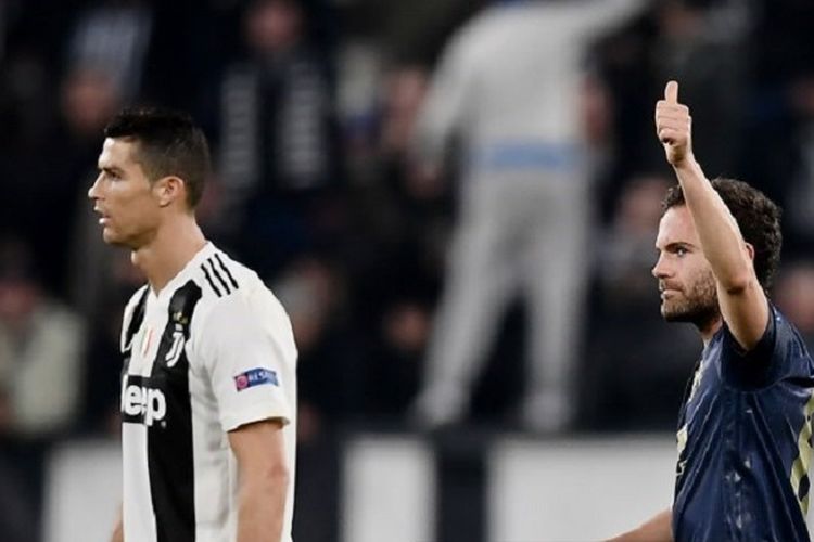 Ekspresi berbeda ditunjukkan Cristiano Ronaldo dan Juan Mata pada pertandingan Juventus vs Manchester United di Stadion Allianz dalam lanjutan Liga Champions, 7 November 2018. 