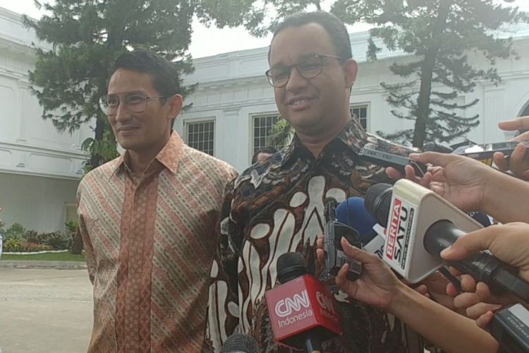 Gubernur DKI Jakarta Anies Baswedan dan wakilnya Sandiaga Uno sebelum bertemu Presiden Joko Widodo di Istana Negara, Jakarta, Rabu (25/10/2017).