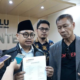 Tin Advokat Milebial Peduli Pemilu melaporkan Jokowi ke Bawaslu, Jakarta Pusat, Kamis (24/1/2019).