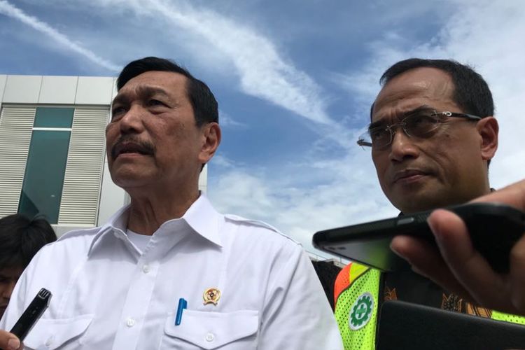 Menteri Kordinator Bidang Kemaritiman Luhut Binsar Panjaitan saat di Bandara Kertajati, Jawa Barat, Kamis (24/5/2018).