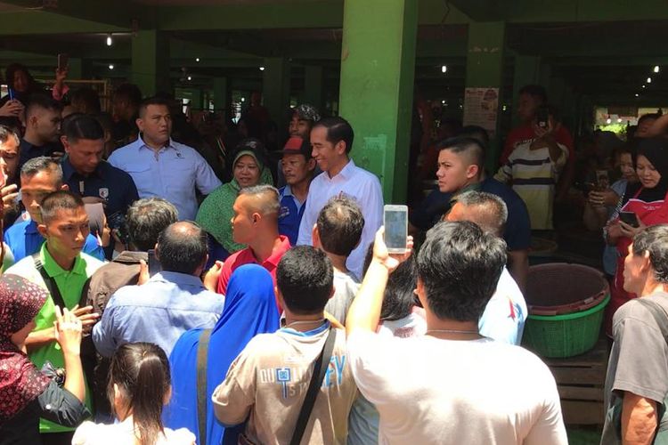 Presiden Joko Widodo saat bercengkerama dengan para pedagang di Pasar Pagi, Kota Pangkalpinang, Kamis (14/3/2019).