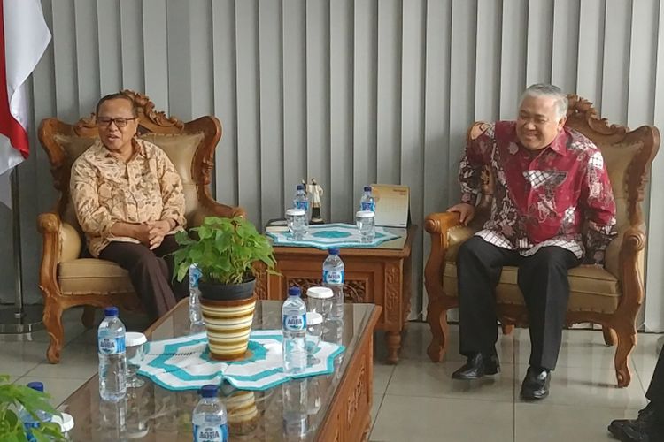 Utusan Khusus Presiden untuk Dialog dan Kerjasama Antaragama dan Peradaban Din Syamsuddin mengunjungi kantor Konferensi Waligereja Indonesia (KWI) di Jalan Cut Mutia, Menteng, Jakarta Pusat, Selasa (31/10/2017). 