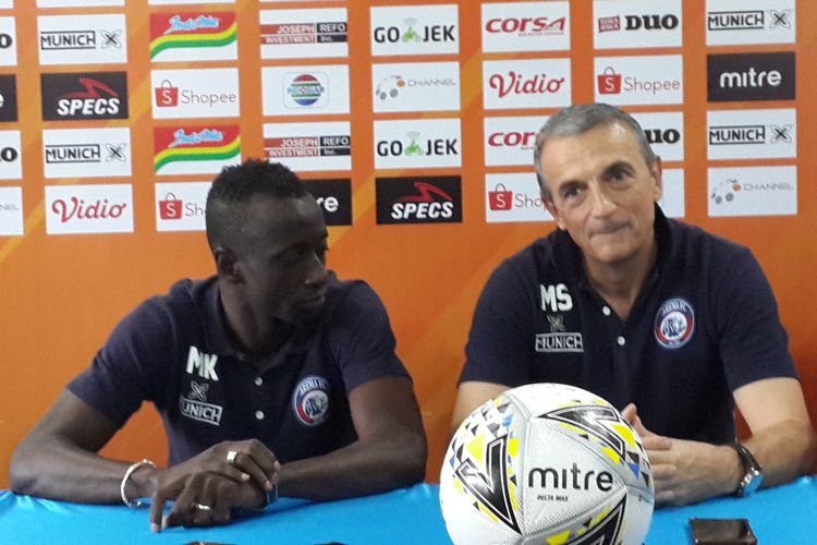 Pelatih Arema FC Milomir Seslija bersama Makan Konate dalam konferensi pers di Kantor Arema FC, Senin (15/7/2019)