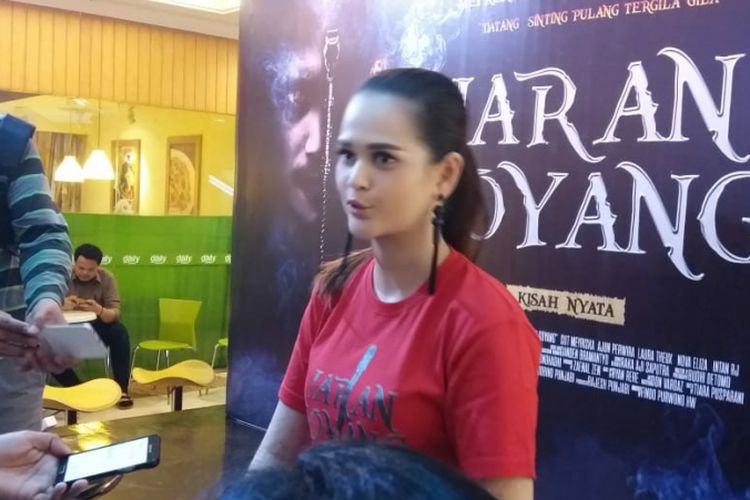 Cut Meyriska hadir dalam syukuran dan santunan film Jaran Goyang di Mal Bellagio, Kuningan, Jakarta Selatan, Selasa (5/6/2018).