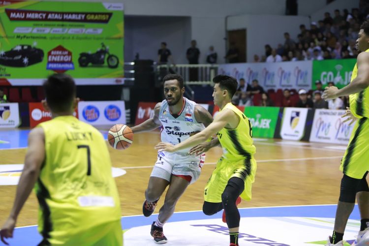 Pemain asing Stapac Jakarta, Kendal L Yancy (tengah) tampil pada laga seri ketujuh IBL Pertamax 2018-2019 melawan HangTuah, di GOR Bima Sakti, Malang, Jawa Timur, Jumat (8/2/2019).