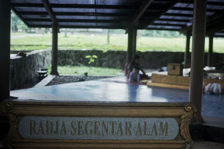 Makam Raja Segentar Alam yang berada di kawasan Bukit Siguntang Palembang, Sumatera Selatan. Beberapa makam yang berada dikawasan ini, sering dikunjungi para Caleg menjelang Pileg.