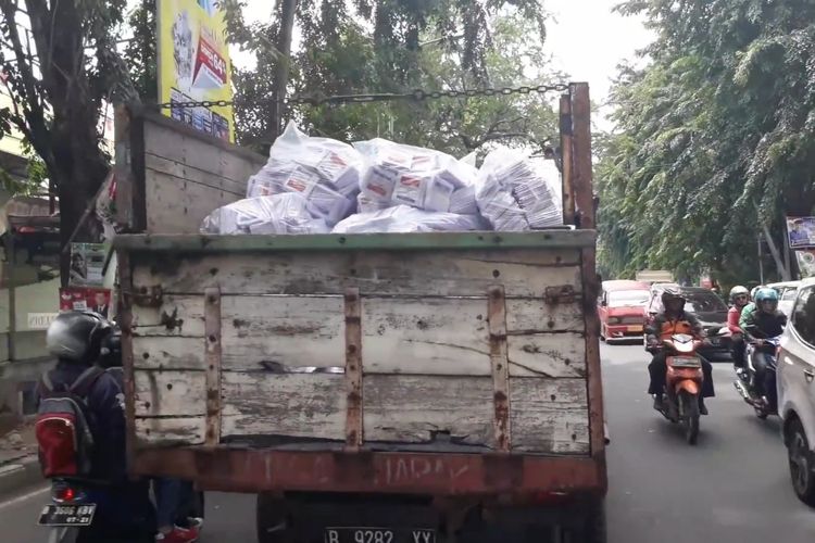 Tampak truk terbuka membawa surat suara yang akan dikirim ke gudang logistik KPU Kota Bekasi di Duren Jaya, Kota Bekasi dari GOR Volley Bekasi, Selasa (19/3/2019).