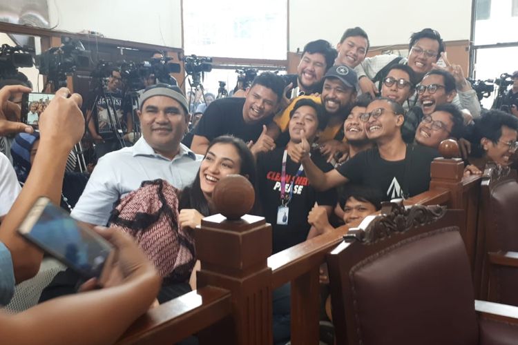 Atiqah Hasiholan berfoto bersama awak media di Pengadilan Negeri Jakarta Selatan, Ampera, Cilandak, Kamis (11/7/2019) untuk mendampingi ibunya Ratna Sarumpaet menjalani sidang putusan kasus penyebaran berita bohong atau hoaks. 