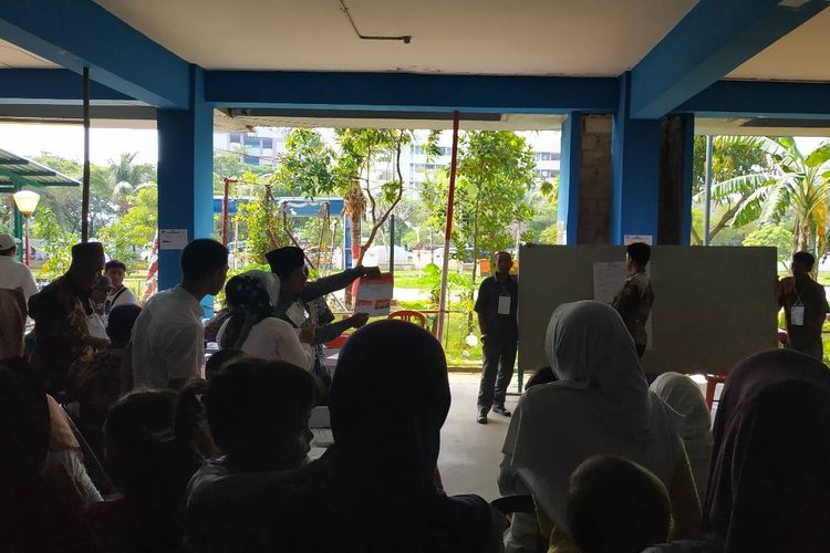 Penghuni Rusunawa Marunda Jakarta Utara antusias mengikuti jalannya perhitungan usai pemungutan suara Pemilu 2019 yang berlangsung pada Rabu (17/4/2019).