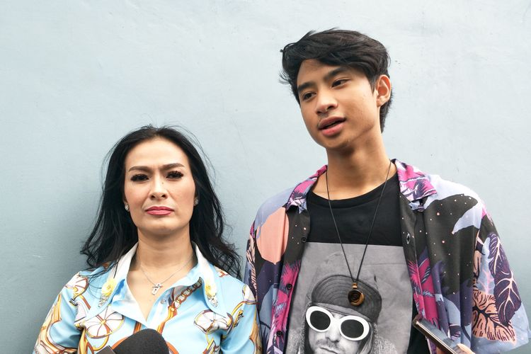 Penyanyi dangdut Iis Dahlia bersama putranya Devano Danendra saat diabadikan di gedung Trans TV, Tendean, Jakarta Selatan, Selasa (19/3/2019).