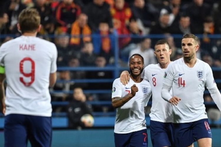 Jordan Henderson dan Raheem Sterling merayakan gol Jordan Henderson pada pertandingan Montenegro vs Inggris di Pidgorica dalam babak kualifikasi Piala Eropa 2020, 25 Maret 2019. 
