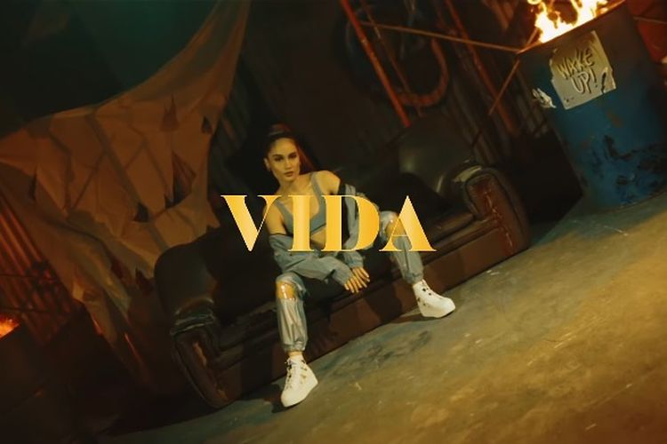 Cinta Laura dalam video musik singel terbarunya, Vida, yang dirilis pada Jumat (12/7/2019).